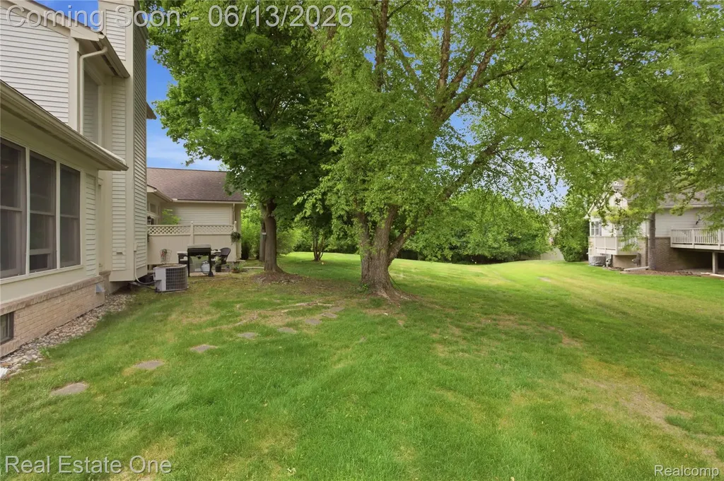6011 Simsbury Court West Bloomfield Charter Township MI 48322