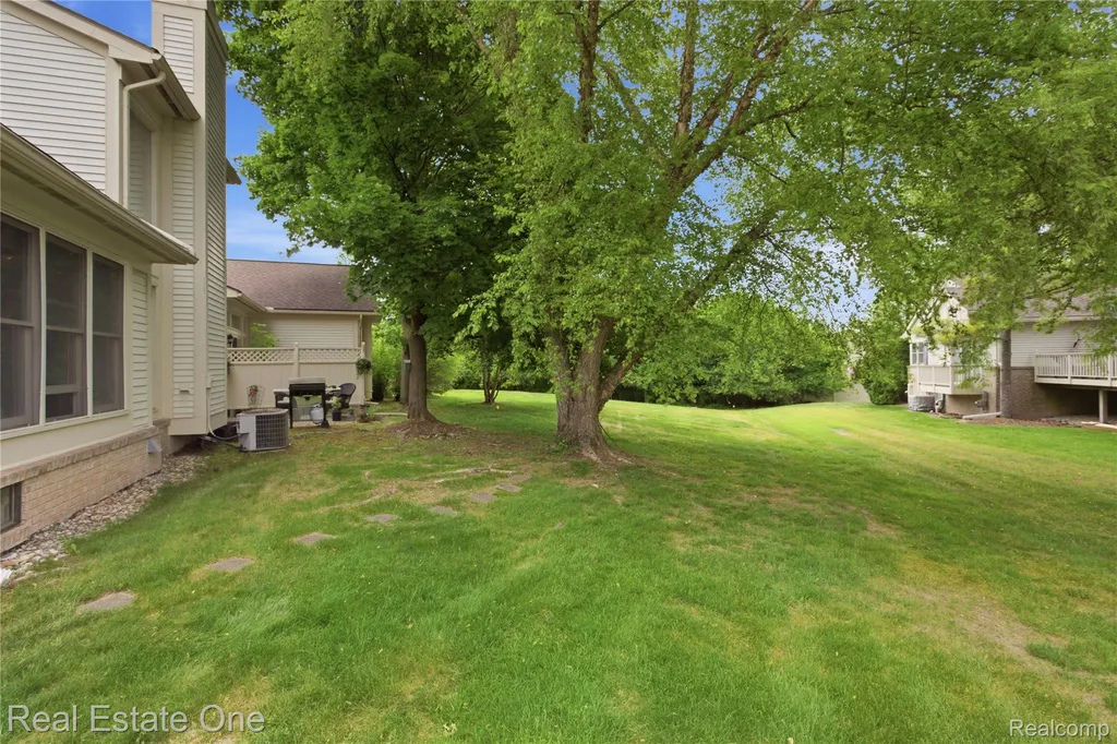 6011 Simsbury Court West Bloomfield Charter Township MI 48322