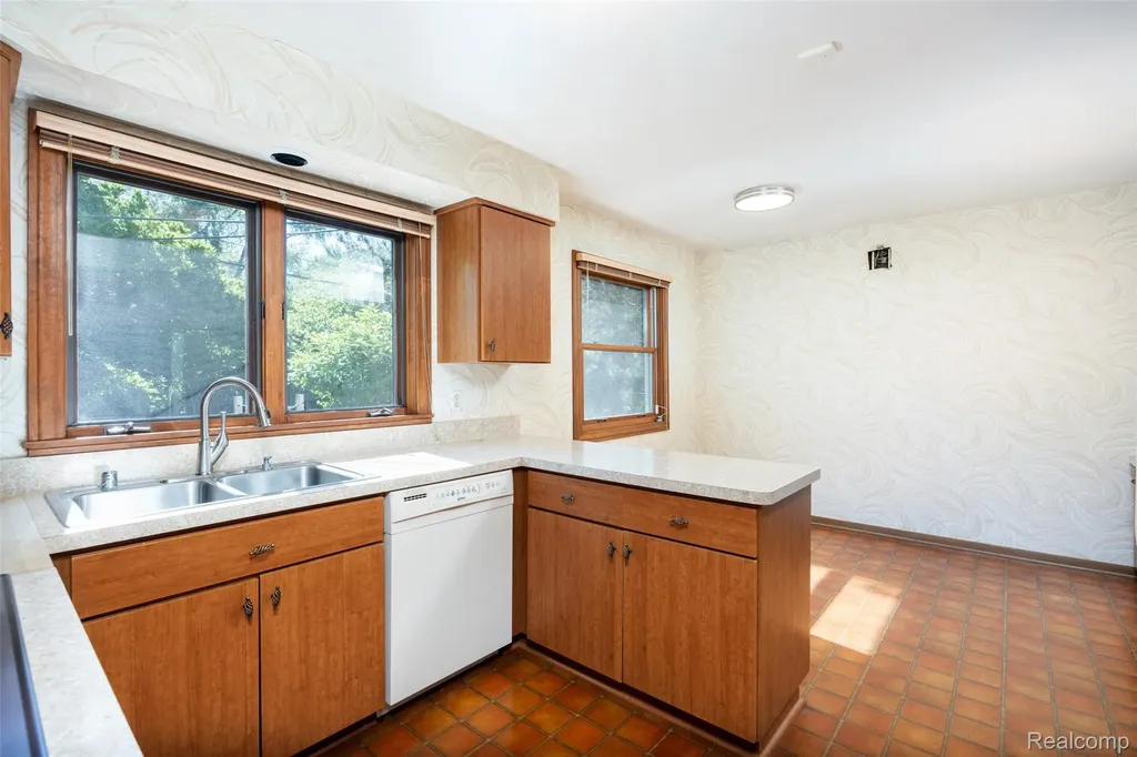19646 Wilshire Boulevard Beverly Hills Village MI 48025