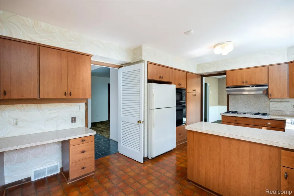 19646 Wilshire Boulevard Beverly Hills Village MI 48025