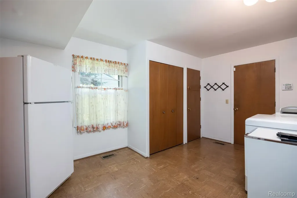 19646 Wilshire Boulevard Beverly Hills Village MI 48025