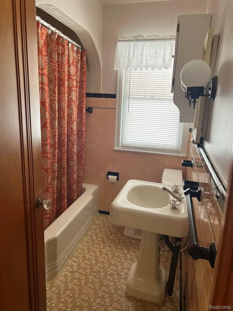 13226 Catalpa Street Southgate City MI 48195