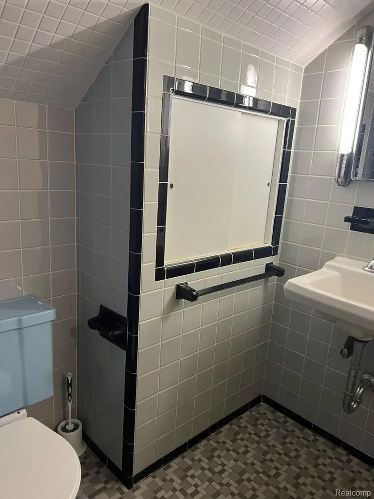 13226 Catalpa Street Southgate City MI 48195