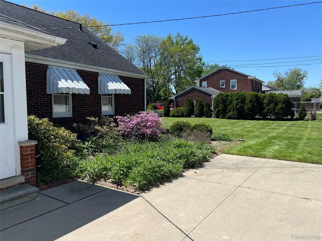 13226 Catalpa Street Southgate City MI 48195