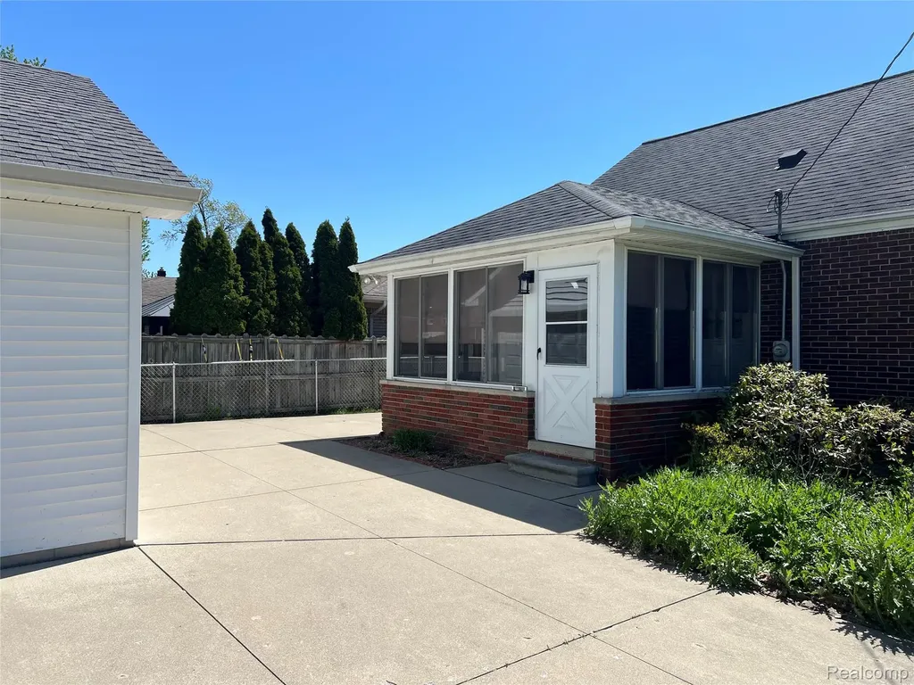 13226 Catalpa Street Southgate City MI 48195