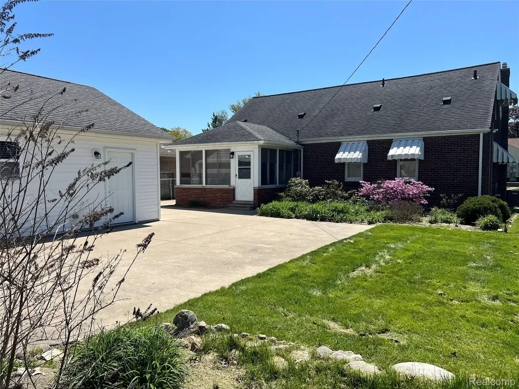 13226 Catalpa Street Southgate City MI 48195
