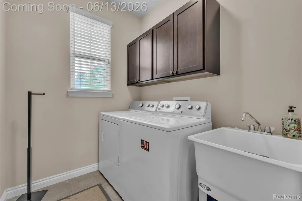 23719 Stoneleigh Drive Lyon Charter Township MI 48178
