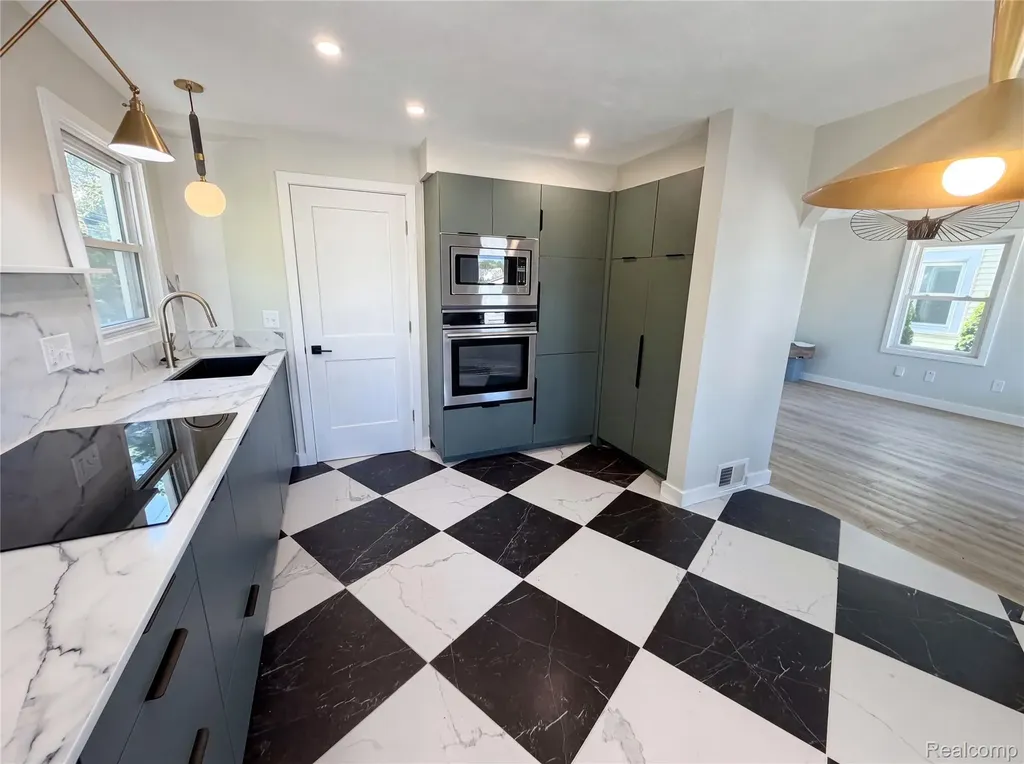 492 Algene Street Lake Orion Village MI 48362