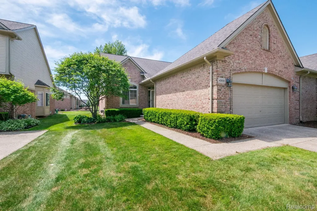 40658 Saint Louis Drive Clinton Charter Township MI 48038