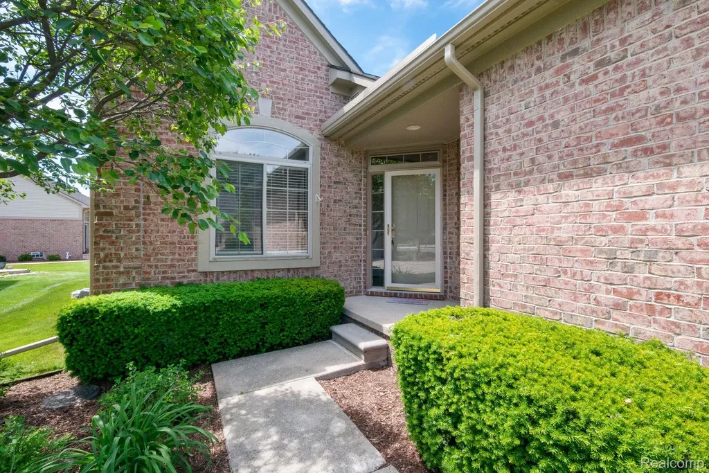 40658 Saint Louis Drive Clinton Charter Township MI 48038