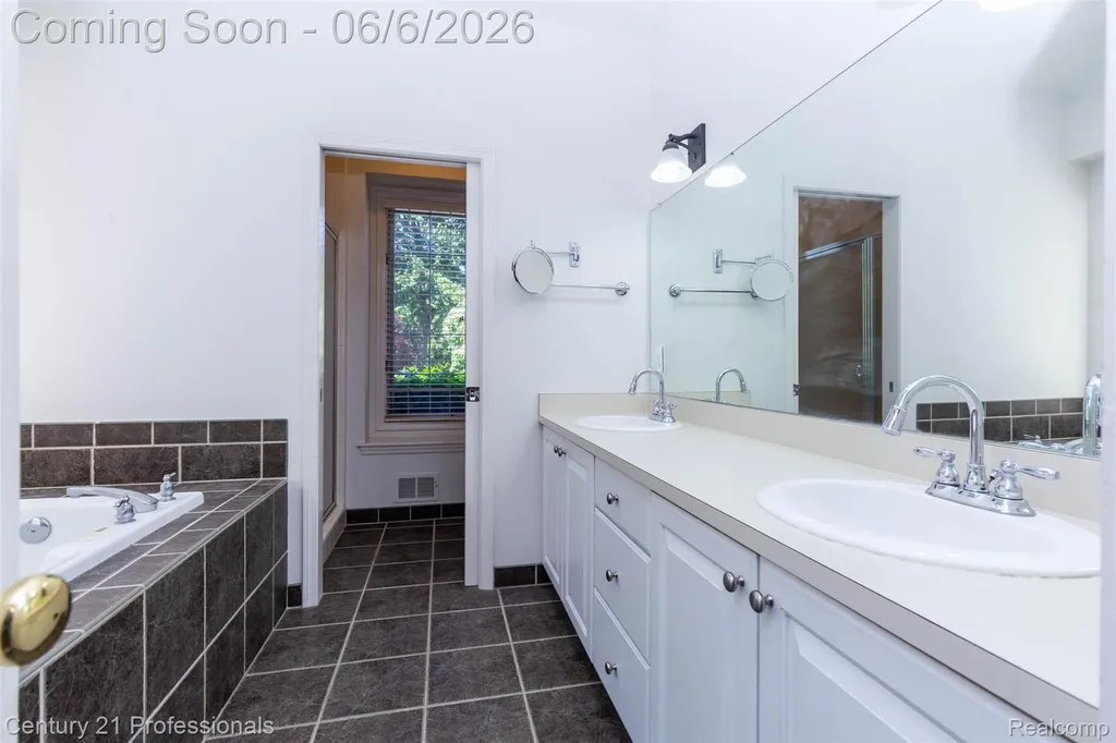 29401 Windmill Court Farmington Hills City MI 48334