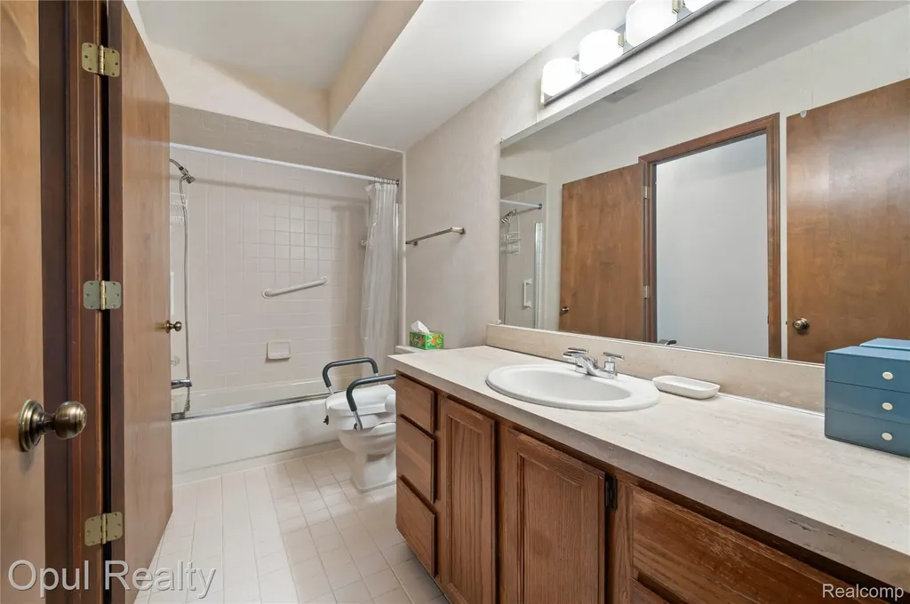 37440 N Laurel Park Drive Livonia City MI 48152