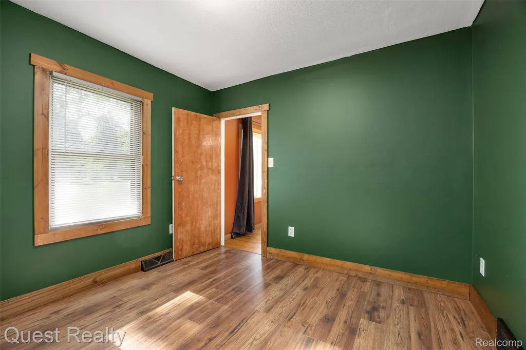 32660 Saint Vincent Avenue Warren City MI 48092