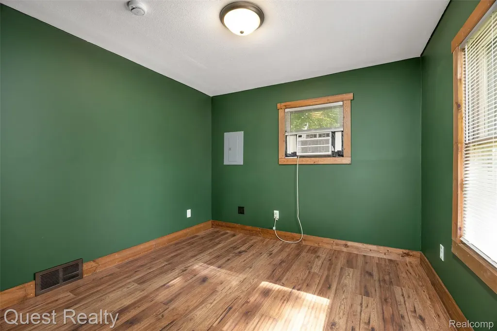 32660 Saint Vincent Avenue Warren City MI 48092