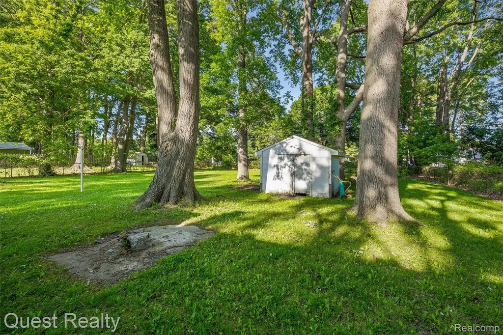 32660 Saint Vincent Avenue Warren City MI 48092