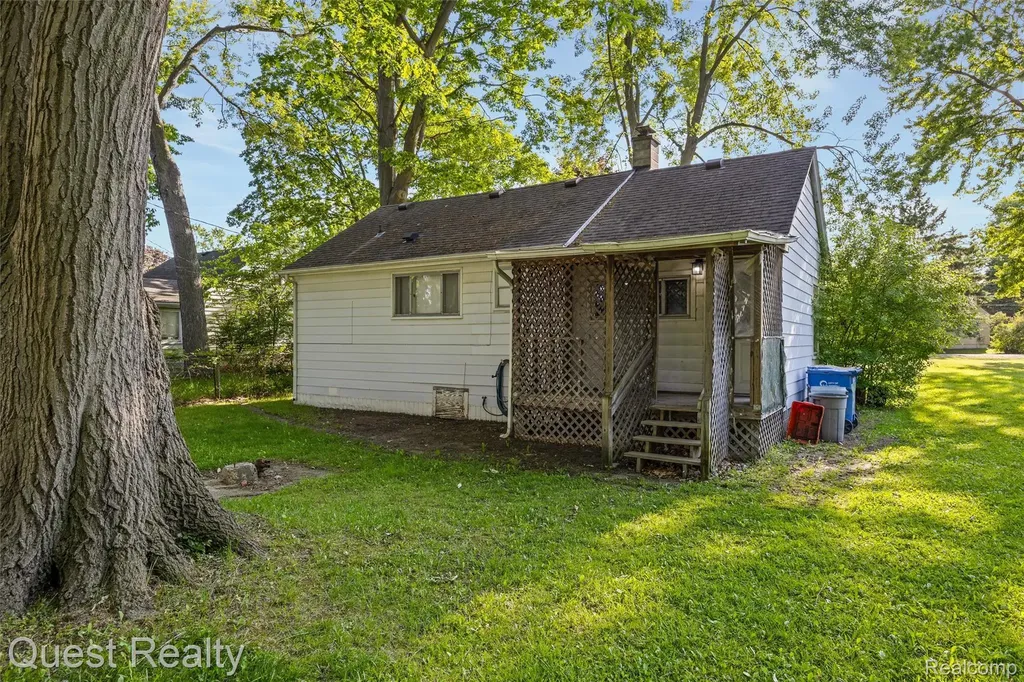 32660 Saint Vincent Avenue Warren City MI 48092