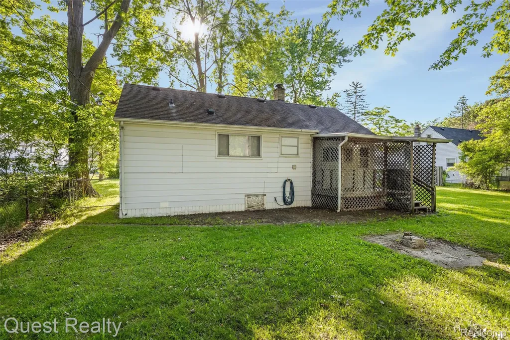 32660 Saint Vincent Avenue Warren City MI 48092