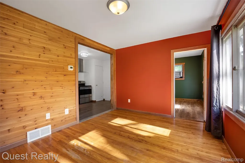 32660 Saint Vincent Avenue Warren City MI 48092