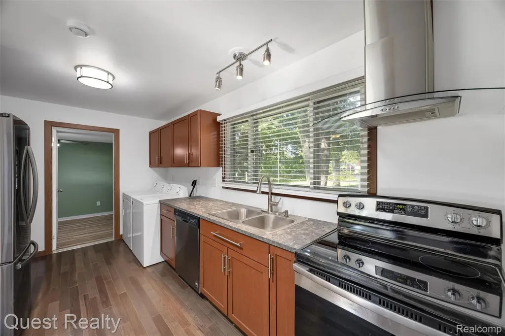 32660 Saint Vincent Avenue Warren City MI 48092