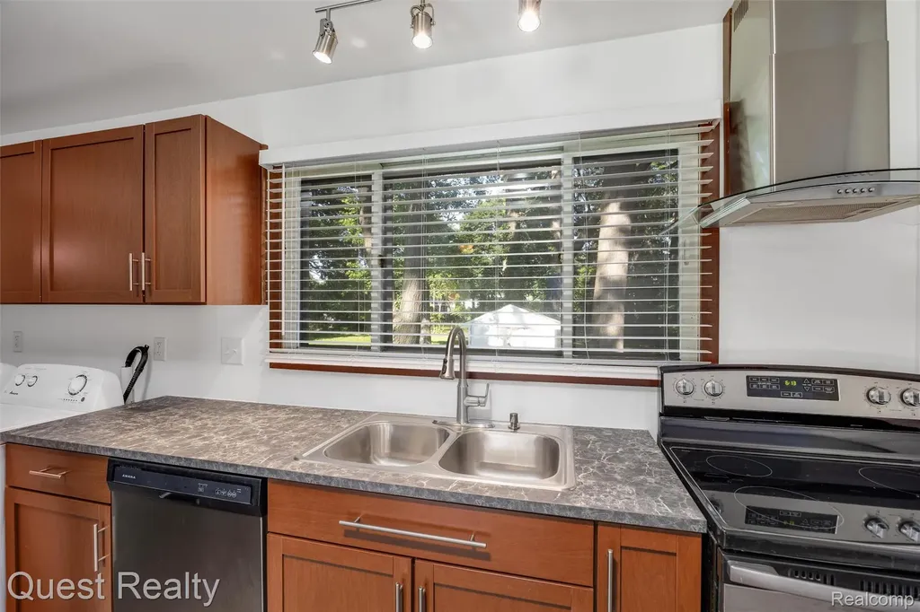 32660 Saint Vincent Avenue Warren City MI 48092