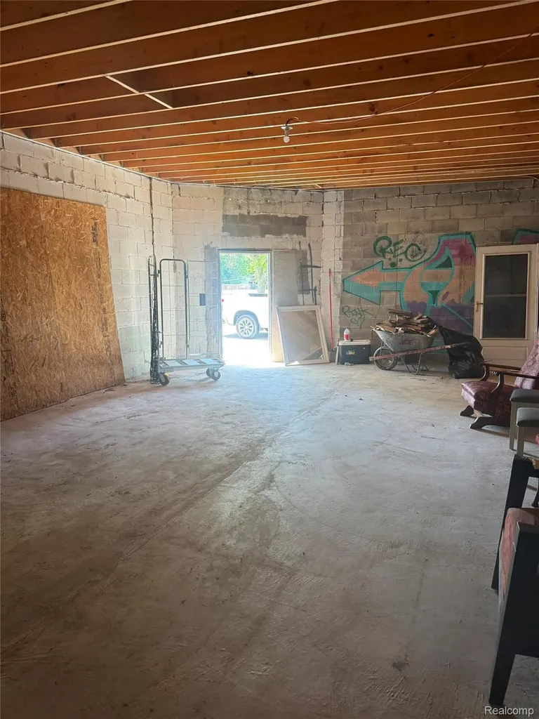 12901 Kelly Road Detroit City MI 48224