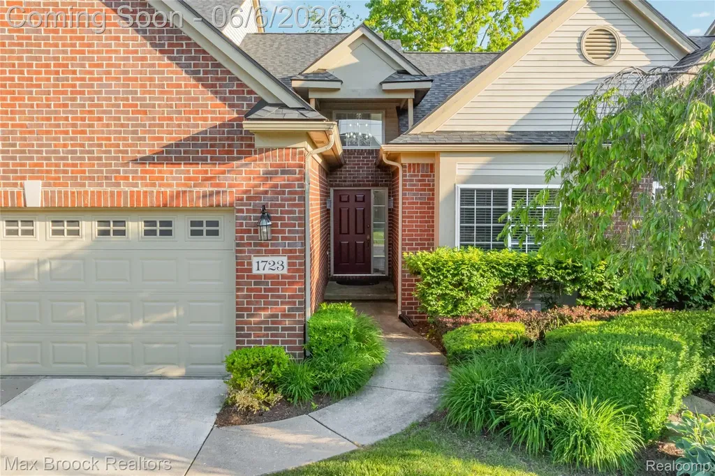 1723 Pine Forest Drive Commerce Charter Township MI 48390
