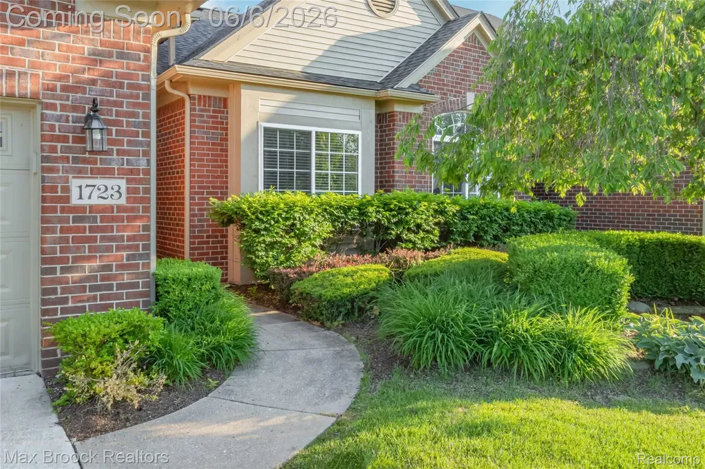 1723 Pine Forest Drive Commerce Charter Township MI 48390