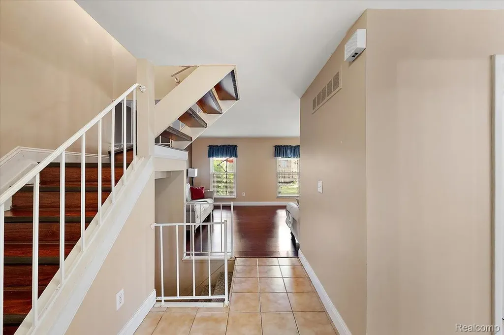 31609 Green Meadow Lane Warren City MI 48093