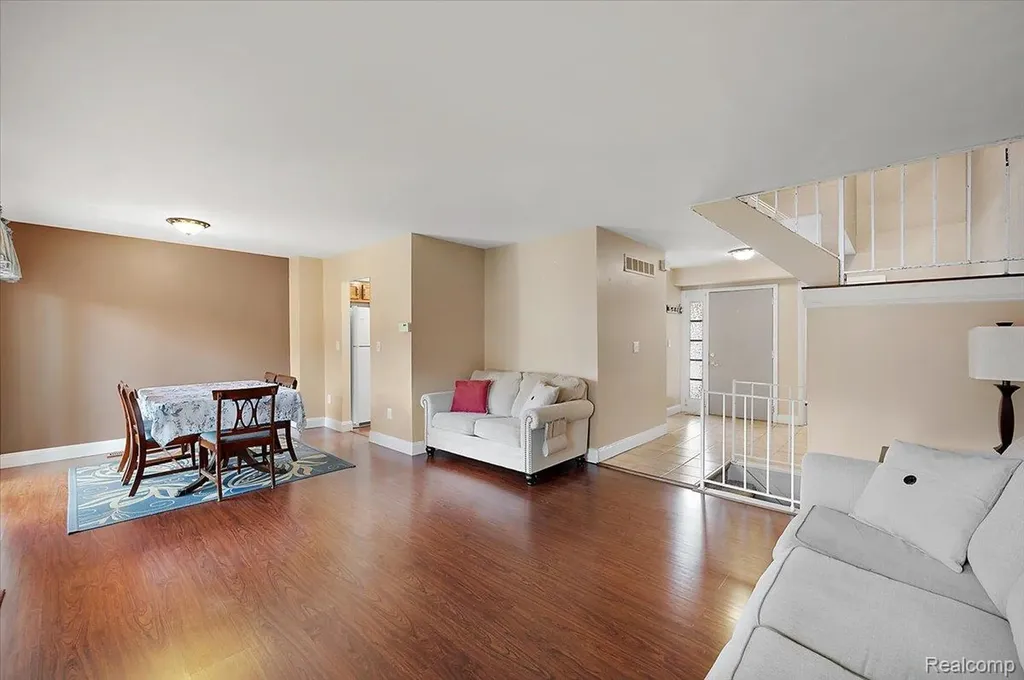 31609 Green Meadow Lane Warren City MI 48093