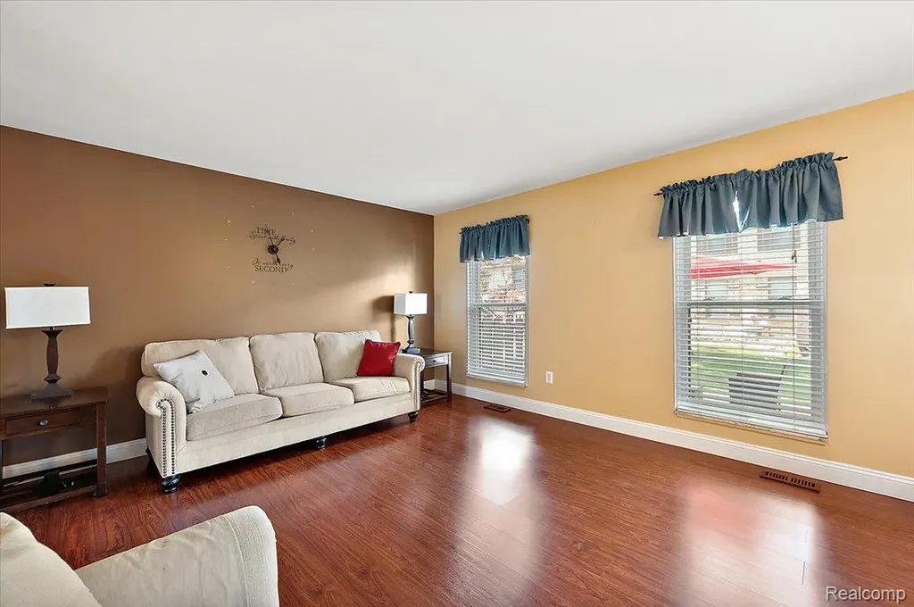 31609 Green Meadow Lane Warren City MI 48093