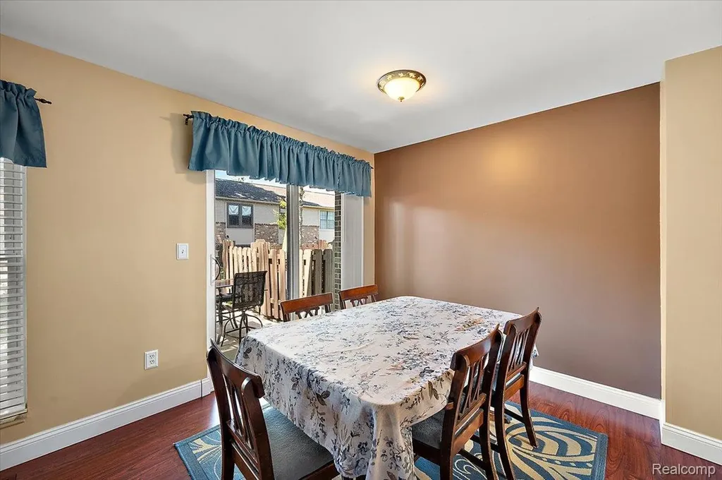31609 Green Meadow Lane Warren City MI 48093