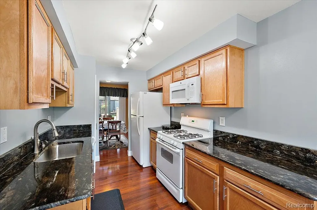31609 Green Meadow Lane Warren City MI 48093