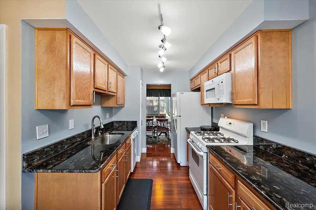 31609 Green Meadow Lane Warren City MI 48093