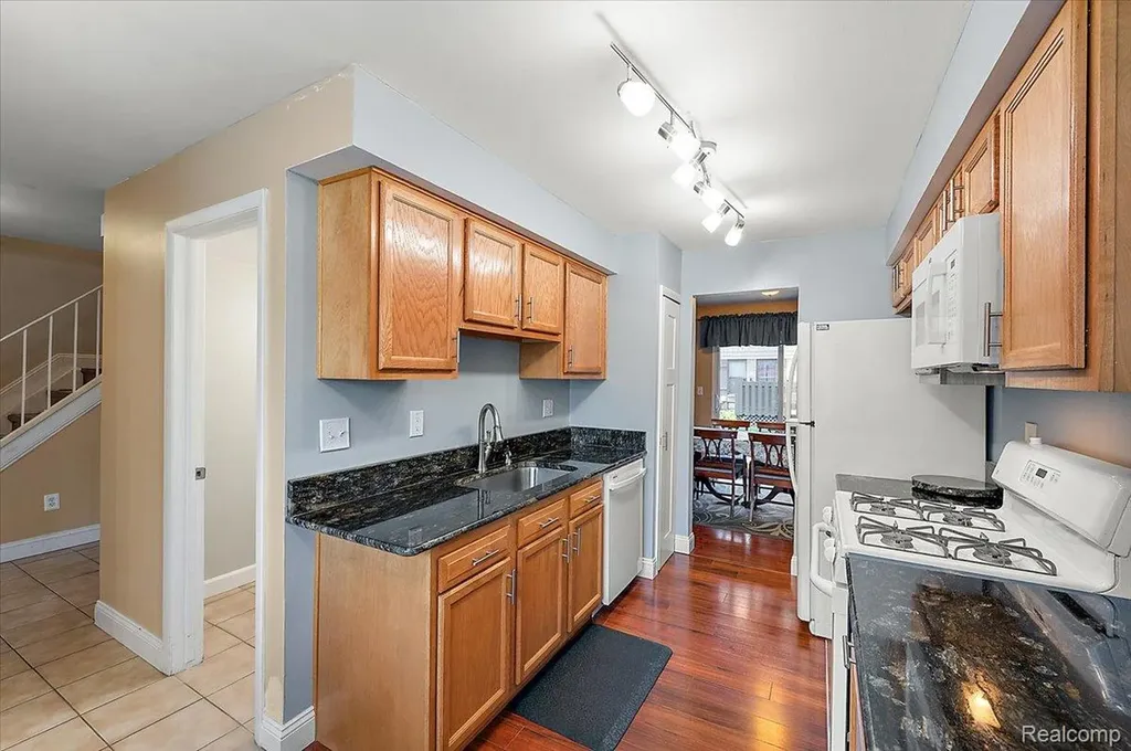 31609 Green Meadow Lane Warren City MI 48093