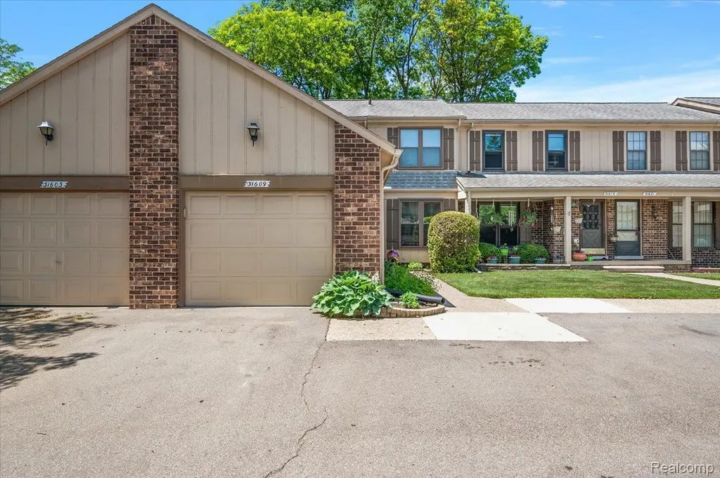 31609 Green Meadow Lane Warren City MI 48093