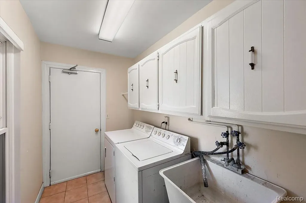 31609 Green Meadow Lane Warren City MI 48093