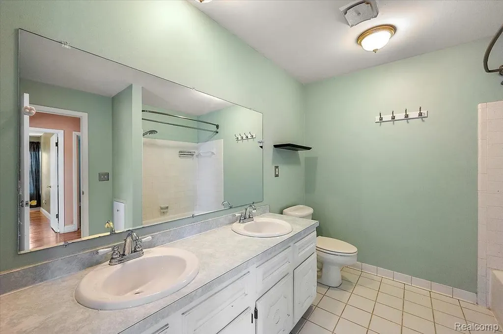 31609 Green Meadow Lane Warren City MI 48093
