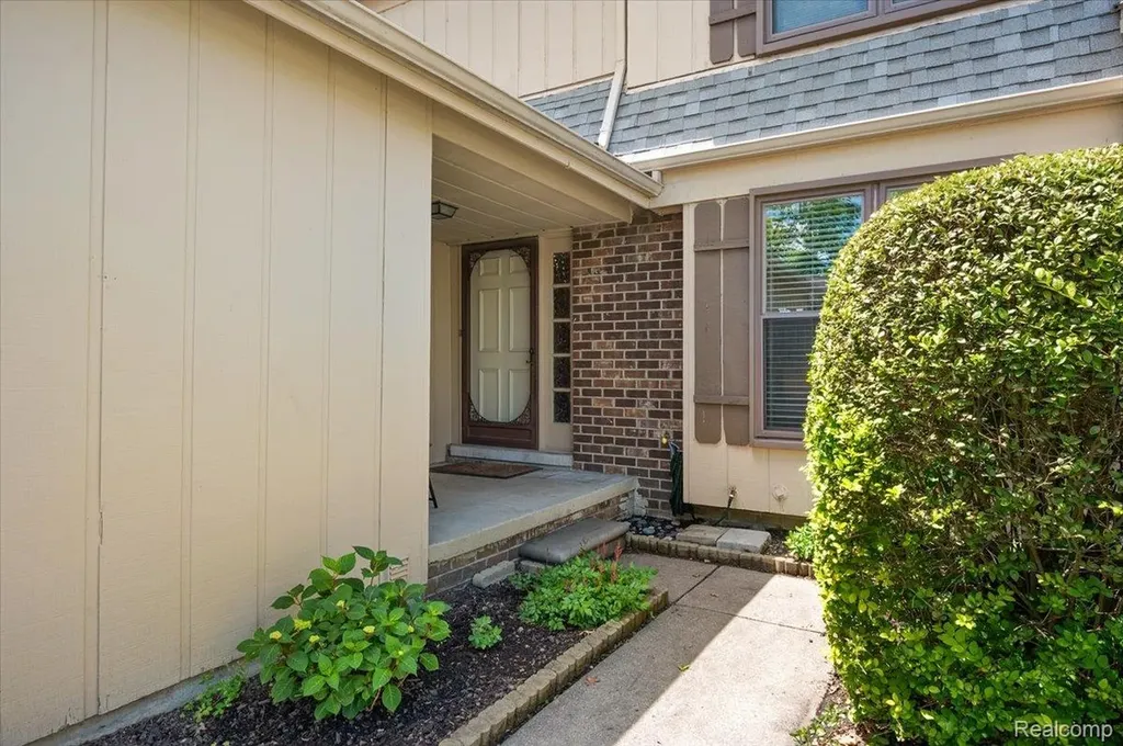 31609 Green Meadow Lane Warren City MI 48093