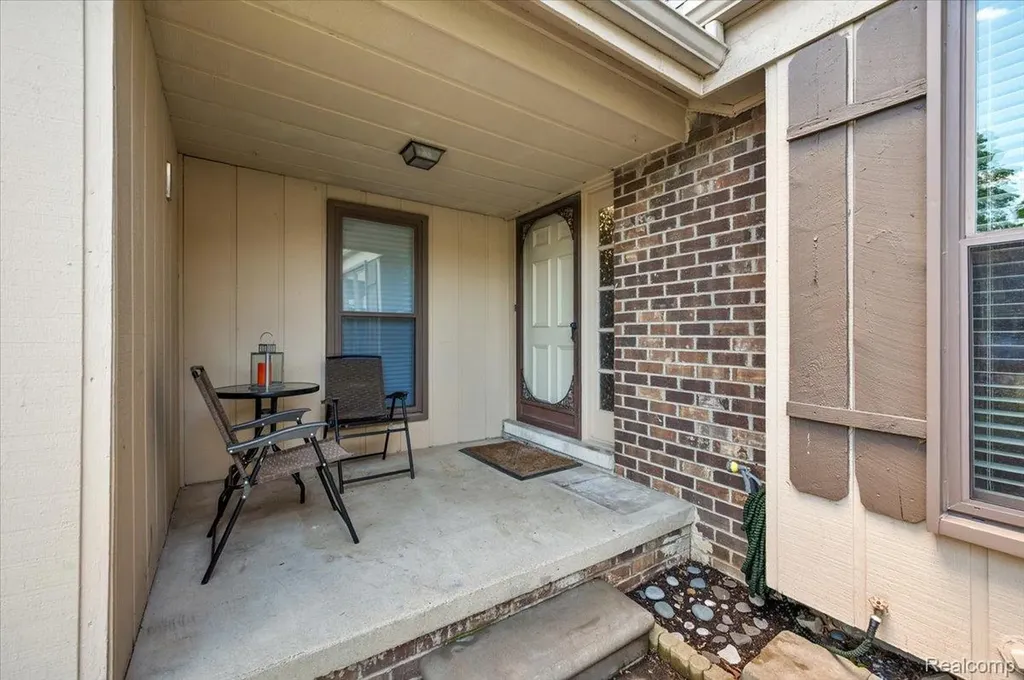 31609 Green Meadow Lane Warren City MI 48093