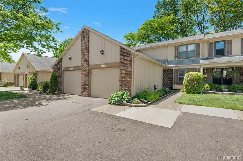 31609 Green Meadow Lane Warren City MI 48093
