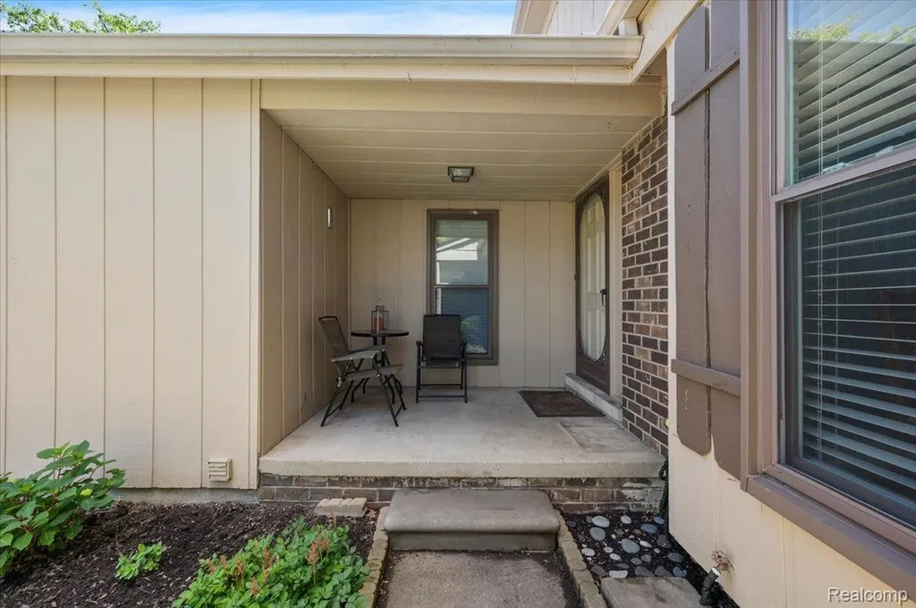 31609 Green Meadow Lane Warren City MI 48093