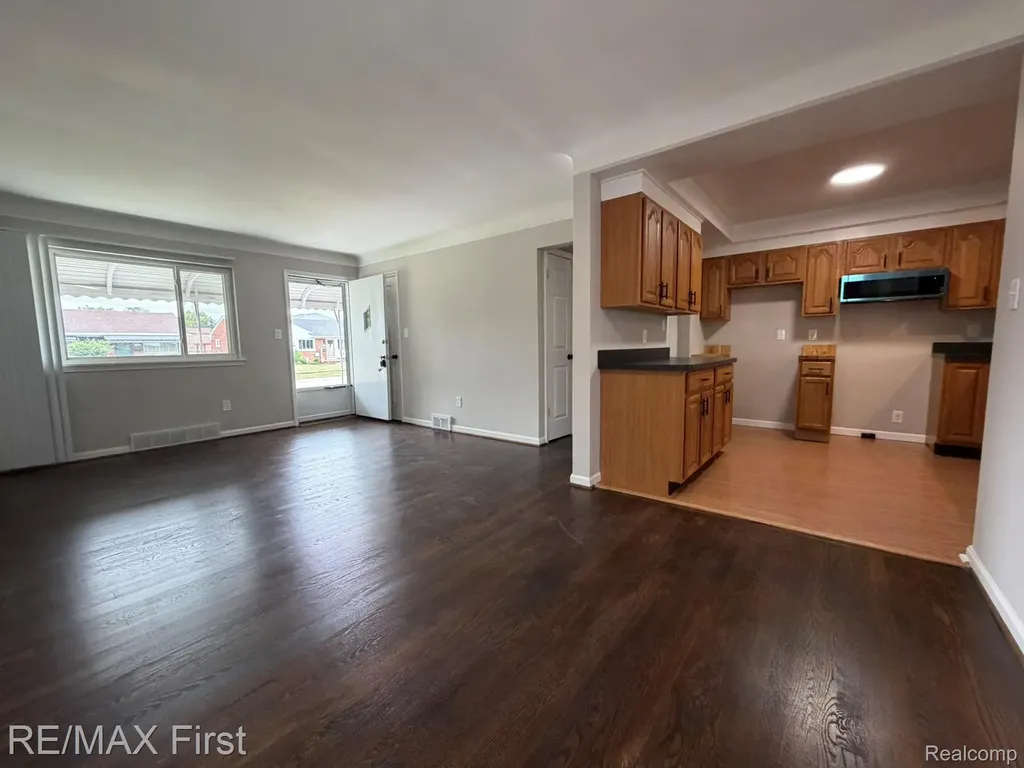 25184 Collingwood Street Roseville City MI 48066