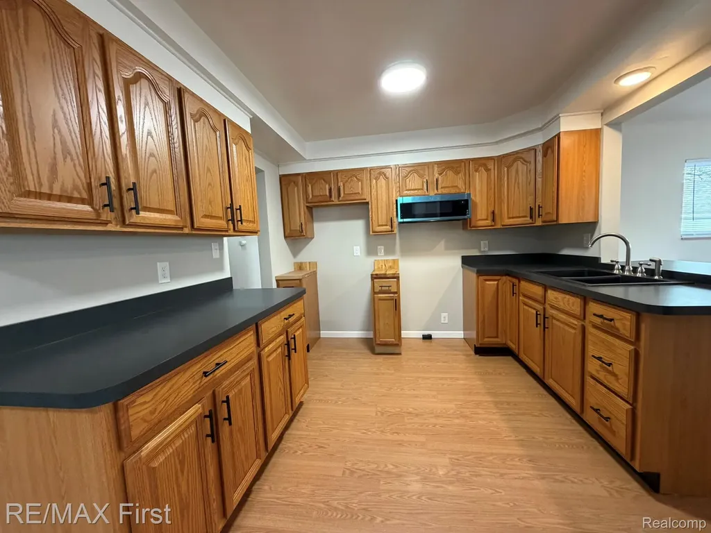 25184 Collingwood Street Roseville City MI 48066