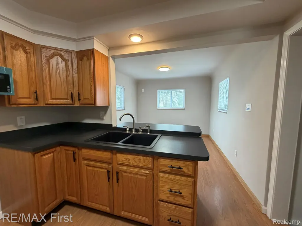 25184 Collingwood Street Roseville City MI 48066