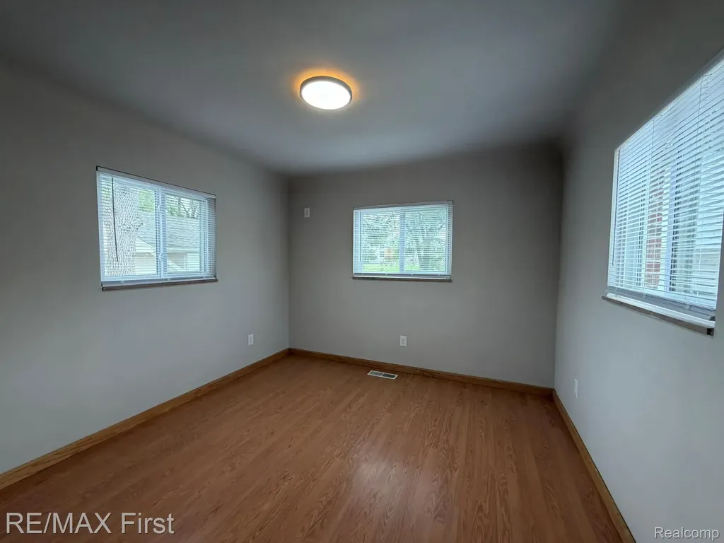 25184 Collingwood Street Roseville City MI 48066