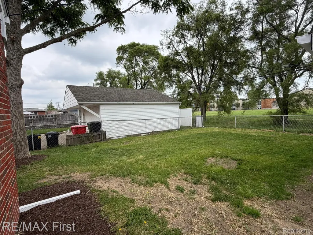 25184 Collingwood Street Roseville City MI 48066