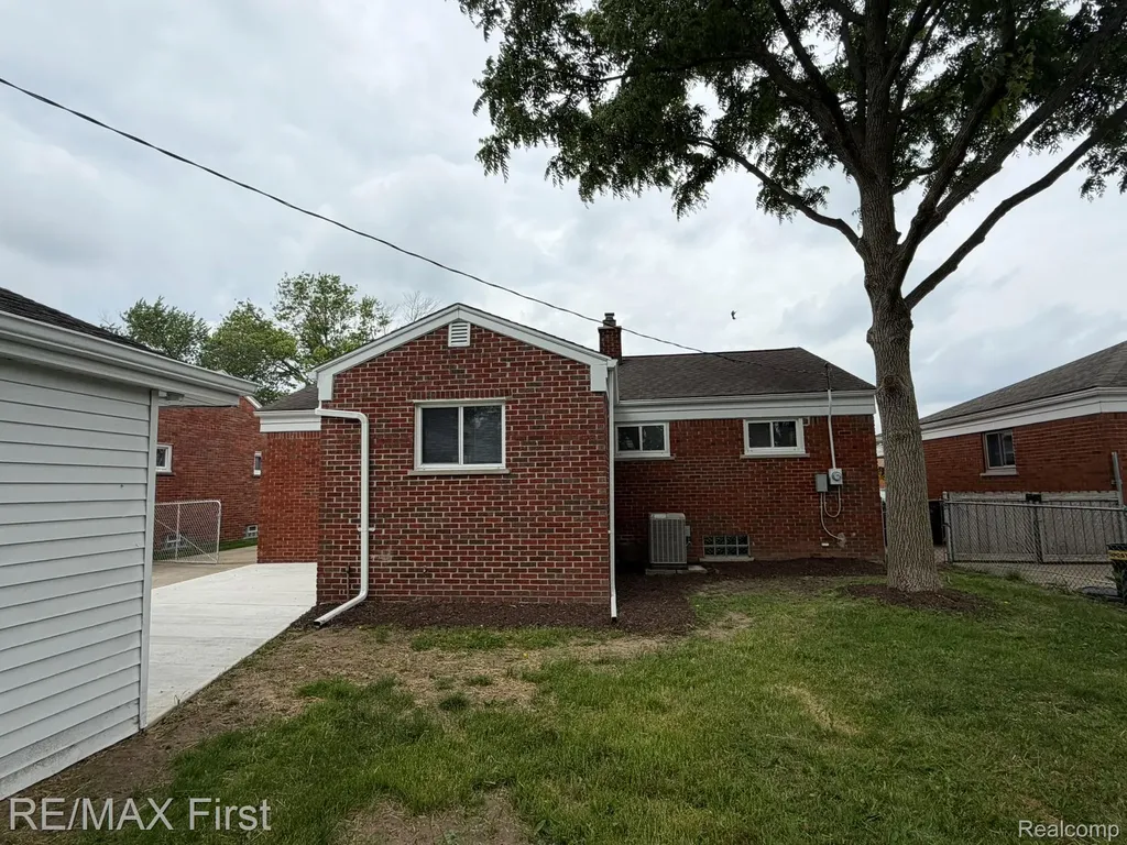 25184 Collingwood Street Roseville City MI 48066