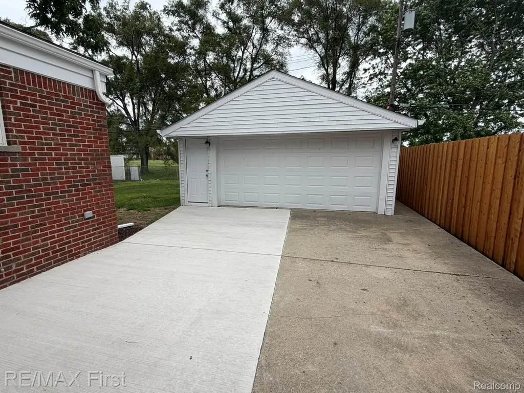 25184 Collingwood Street Roseville City MI 48066