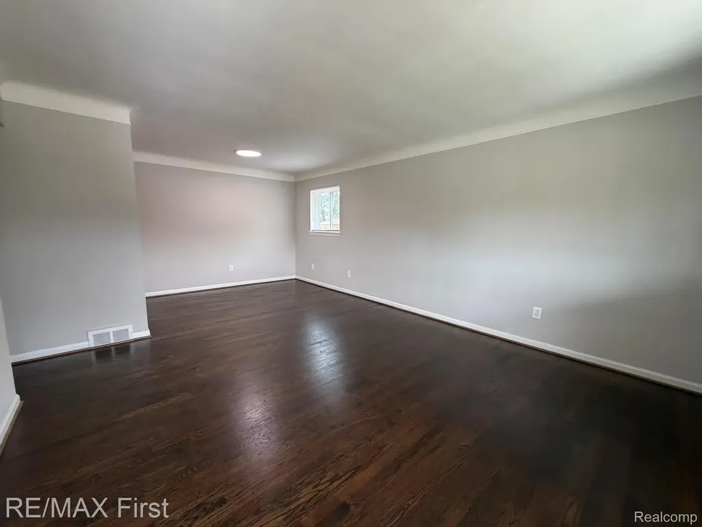 25184 Collingwood Street Roseville City MI 48066