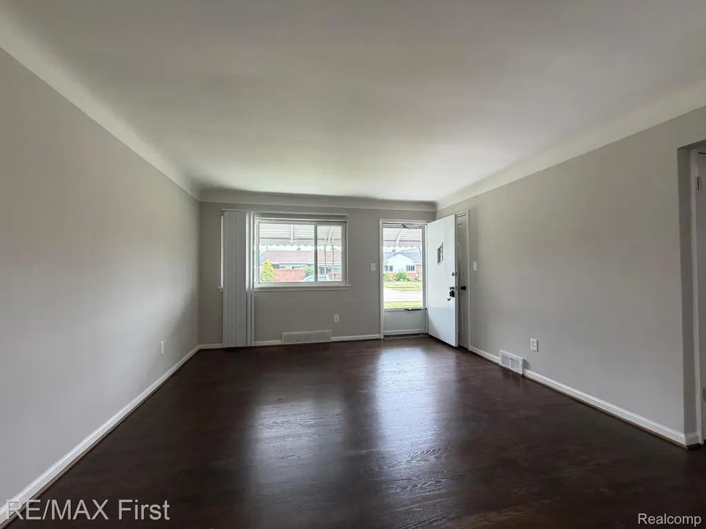25184 Collingwood Street Roseville City MI 48066